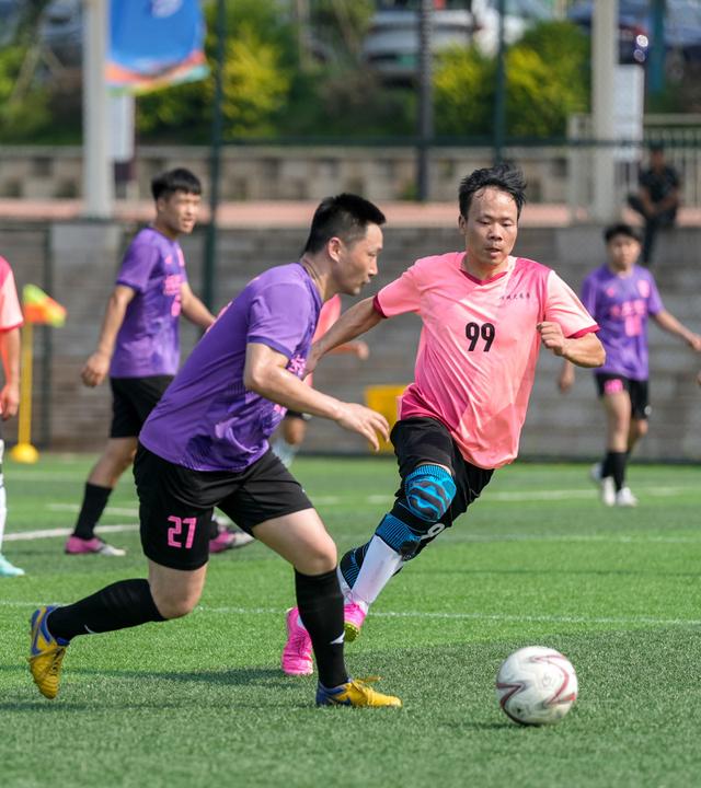 精彩的足球比赛在热火朝天的气氛中进行