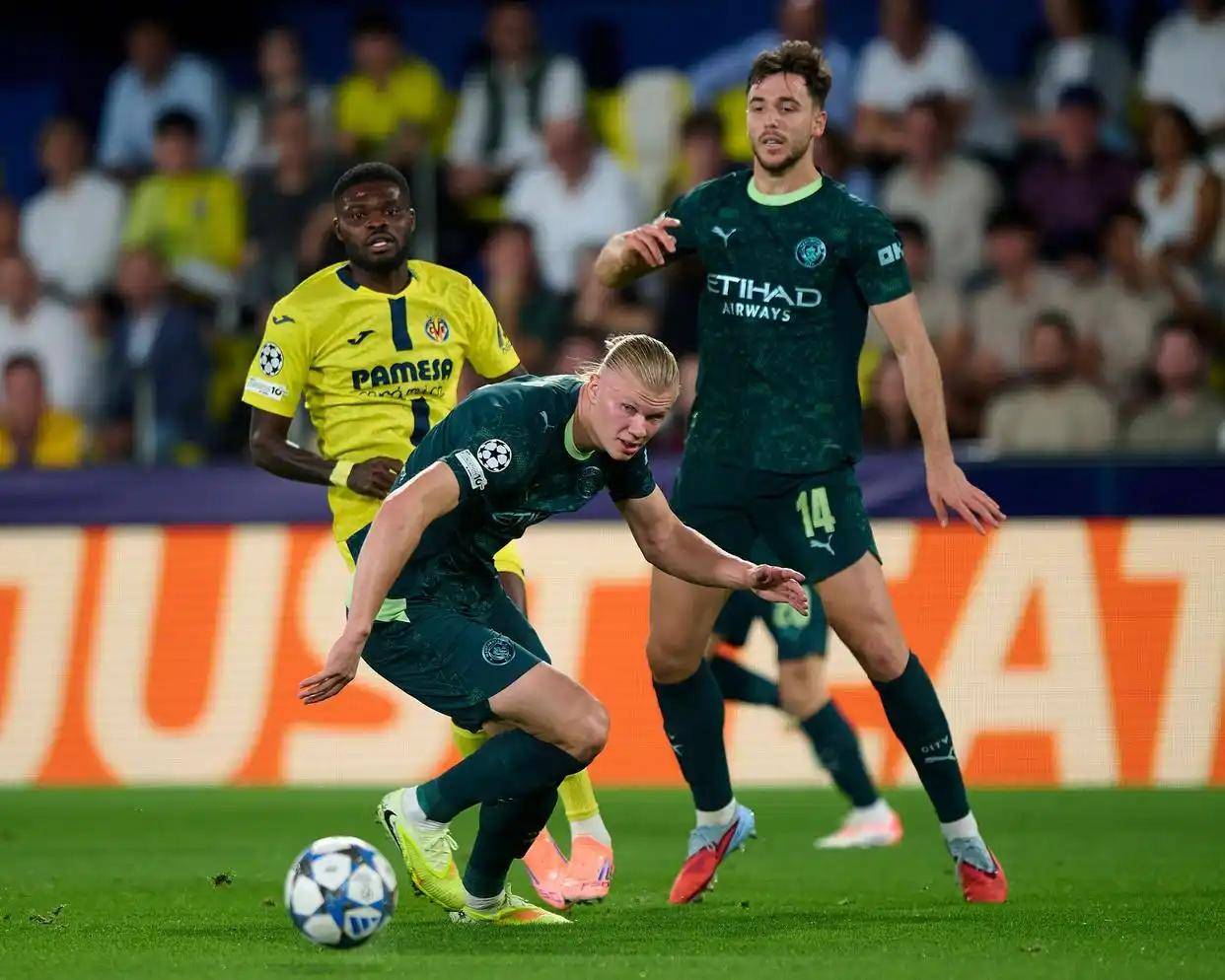 爱游戏体育-比利亚雷亚尔队员抢射破门，主场击败对手