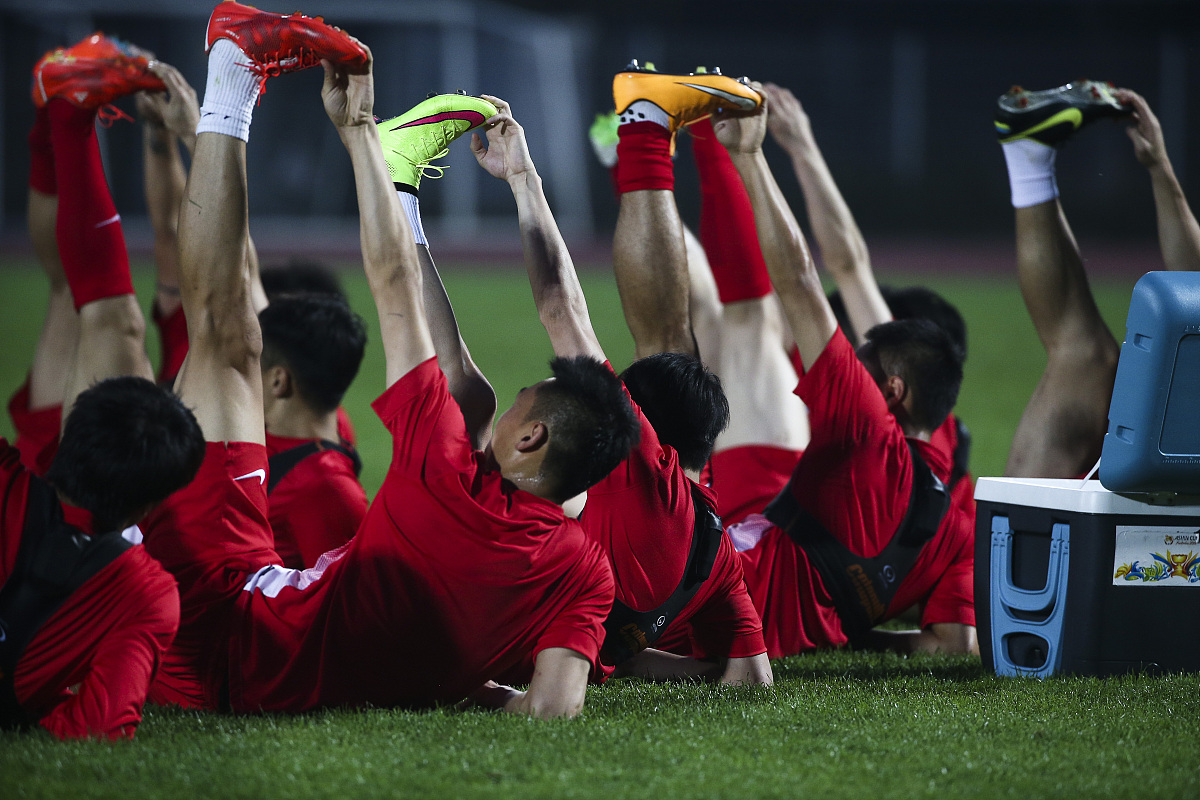 球员们在赛场上兢兢业业，为荣誉拼搏